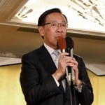　京都府知事選で３選を確実にし、あいさつする西脇隆俊氏＝５日夜、京都市下京区