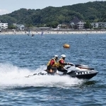 　海岸沖でパトロールする横須賀海上保安部の職員（手前）ら＝２０２０年、神奈川県逗子市