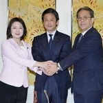 　会談後に握手する（左から）公明党の竹谷代表、中道改革連合の小川代表、立憲民主党の水岡代表＝３月、国会