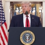 　イラン情勢について演説するトランプ米大統領＝１日、ワシントン（ロイター＝共同）