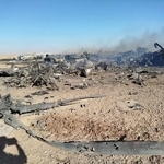 　破壊された米国の航空機とされる残骸。イラン革命防衛隊は、米軍の乗員救出作戦中にイラン・イスファハン州で破壊と主張した（５日公開のソーシャルメディアから、ロイター＝共同）