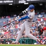 　ナショナルズ戦の３回、先制の２号ソロを放つドジャース・大谷＝ワシントン（共同）