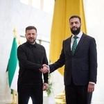 　握手するウクライナのゼレンスキー大統領（左）とシリアのシャラア暫定大統領＝５日、ダマスカス（ウクライナ大統領府提供・ロイター＝共同）