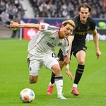 　ケルン戦で競り合うＥフランクフルトの堂安（左）＝フランクフルト（共同）