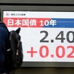 　国債市場で長期金利の指標である新発１０年債の利回りを示すモニター＝６日午前、東京都中央区