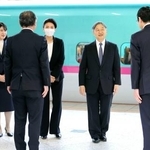 　福島県を訪問するため、ＪＲ東京駅を出発される天皇、皇后両陛下と愛子さま＝６日午前