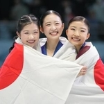 　フィギュアスケートの四大陸選手権で優勝した青木祐奈。左は２位の中井亜美、右は３位の千葉百音＝１月、北京（共同）