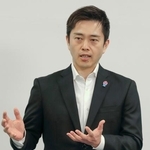 　記者団の取材に応じる日本維新の会の吉村代表＝６日午後、大阪府庁