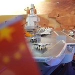 　中国人民革命軍事博物館に展示された空母と戦闘機の模型＝２月、北京（共同）