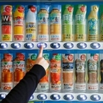 　東京都内に設置された自動販売機＝６日午後