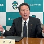 　記者会見する千葉県八千代市の服部友則市長＝６日午後、八千代市役所