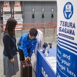 　三菱ＵＦＪ銀行京都支店に設置された「手ぶら観光サービス」の受付窓口＝６日午後、京都市下京区