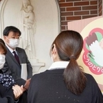 　熊本市の慈恵病院を視察する、自民党の「内密出産」について考えるプロジェクトチーム＝６日午前