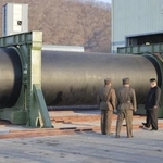 　改良型ミサイル用の大出力エンジンの地上燃焼実験を視察する北朝鮮の金正恩朝鮮労働党総書記（右）（朝鮮中央通信＝共同）