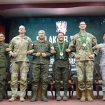 　６日、フィリピン・フォートマグサイサイ基地での開幕式に出席した、陸自第２普通科連隊の島田昌樹連隊長（左端）や米国やフィリピンの司令官ら（共同）