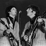 　１９６６年の英ロックバンド「ビートルズ」の来日公演でジョン・レノンさん（右）とポール・マッカートニーさんを写した１こま。来日公演で撮影された写真１０２枚分のネガフィルムが見つかったと日本武道館が発表した（同館提供）
