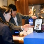 　ＮＥＣが報道陣に公開した顔認証技術を使った決済サービス＝６日午前、東京都港区の「麻布台ヒルズカフェ」