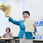 　社民党党首選の決選投票で当選し、笑顔を見せる福島瑞穂党首。奥左からラサール石井副党首、大椿裕子元参院議員＝６日午後、国会