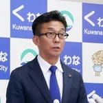 　記者会見する三重県桑名市の伊藤徳宇市長＝６日午後、桑名市役所