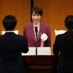 　国家公務員の合同初任研修の訓示式で、決意表明を聞く高市首相＝６日午後、東京都港区（代表撮影）