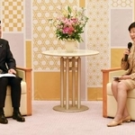 　東京都の小池百合子知事（右）と面会する、日本ラグビー協会の土田雅人会長＝６日、都庁