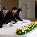 　「東日本大震災・原子力災害伝承館」で供花される天皇、皇后両陛下と愛子さま＝６日午後、福島県双葉町