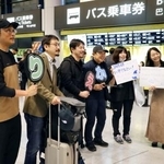 　成田空港に到着し、笑顔で記念撮影をする南極観測隊員ら＝６日午後