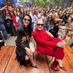 　３月３０日、メキシコ市で「プラダを着た悪魔２」についての記者会見をするアン・ハサウェイさん（左）とメリル・ストリープさん（ゲッティ＝共同）