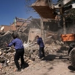 　イランのシャリフ工科大のがれきを片付ける作業員。米イスラエルの空爆で破壊されたという＝６日、テヘラン（ＡＰ＝共同）