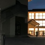 　保護者向け説明会が開かれる京都府南丹市立園部小＝６日夜