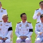 　閣僚らと記念撮影するタイのアヌティン首相（中央）＝６日、バンコク（ロイター＝共同）