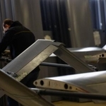 　ウクライナの施設で無人機を製造する人＝２日（ロイター＝共同）