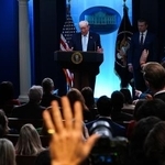 　トランプ米大統領の記者会見でホワイトハウスに集まった記者ら＝６日、ワシントン（ＡＰ＝共同）