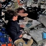 　アポロ１３号の記録を更新し、宇宙船オリオンの中で抱き合う飛行士ら（ＮＡＳＡの中継から・共同）