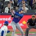 　ブルージェイズ戦の３回、投手内野安打を放つドジャース・大谷＝トロント（共同）