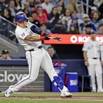 　ドジャース戦の１回、左前打を放つブルージェイズ・岡本＝トロント（共同）