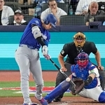 　ブルージェイズ戦の６回、２試合連続本塁打となる３号ソロを放つドジャース・大谷＝トロント（共同）