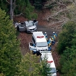 　行方不明になっている安達結希さんの自宅付近の山中を捜索する京都府警の捜査員＝７日午前９時２３分、京都府南丹市（共同通信社ヘリから）