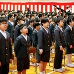 　石川県輪島市立輪島小の開校式で校歌を斉唱する児童ら＝７日午前