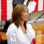 　石川県輪島市立輪島小の開校式に出席し、児童らが斉唱する校歌を聞く大黒摩季さん＝７日午前