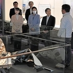 　福島県富岡町の「とみおかアーカイブ・ミュージアム」を視察し、説明を受けられる天皇、皇后両陛下と愛子さま＝７日午前