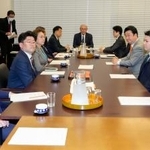 　衆院憲法審査会の幹事懇談会に臨む与野党の幹事ら＝７日午後、国会