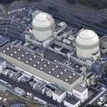 　関西電力高浜原発３号機。右は４号機＝２０２２年１２月、福井県高浜町