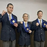 　選抜高校野球大会の優勝報告会を終え、取材に応じる大阪桐蔭の黒川虎雅主将（中央）ら＝７日、大阪府大東市