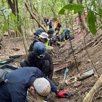 　遺骨の収集に当たるＮＰＯ法人「空援隊」のメンバーら＝４日、沖縄県西原町（空援隊提供）