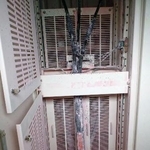 　火災で燃えた高圧配電盤内のケーブル＝７日午前、茨城県東海村の加速器施設「Ｊ-ＰＡＲＣ」（高エネルギー加速器研究機構提供）