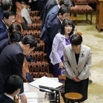 　２０２６年度当初予算案が可決された参院予算委を終え、藤川政人委員長（左手前から２人目）に一礼する高市首相（右手前）＝７日午後