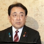 　閣議後に記者会見する赤沢経産相＝７日午前、国会