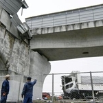 　大阪府羽曳野市の南阪奈道路で、高架の壁を突き破って転落したダンプカー＝７日午後１時４７分