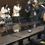 　石川県輪島市の坂口茂市長（右）と意見交換する山野之義知事＝７日午後、輪島市役所